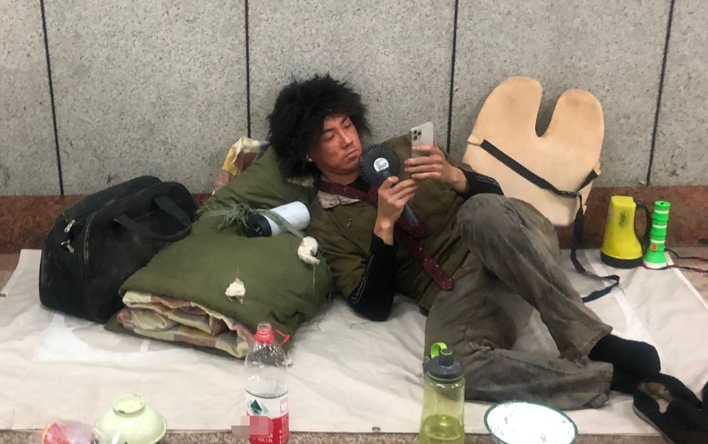 乞丐張最新街頭傳奇，逆襲人生的新篇章！